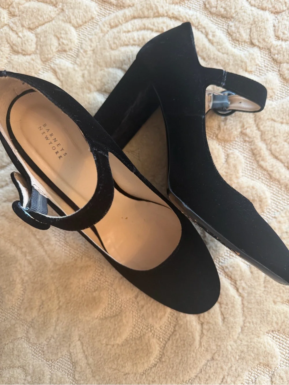 Velvet vintage maryjane Pumps, 39-1/2 classics. Like new!